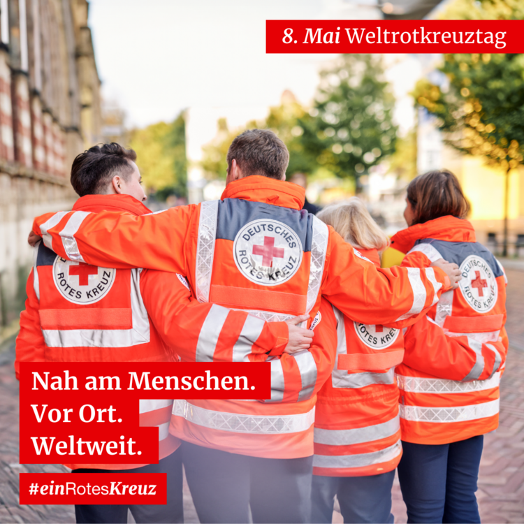 Rückansicht von vier ehrenamtlich tätigen Personen des Roten Kreuzes