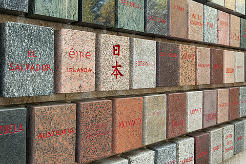 Rotkreuz-Denkmal bei Solferino. Die Steintafeln tragen die Namen all der Länder, in denen es eine Nationale Rotkreuz- oder Rothalbmondgesellschaft besteht (Jörg F. Müller / DRK)