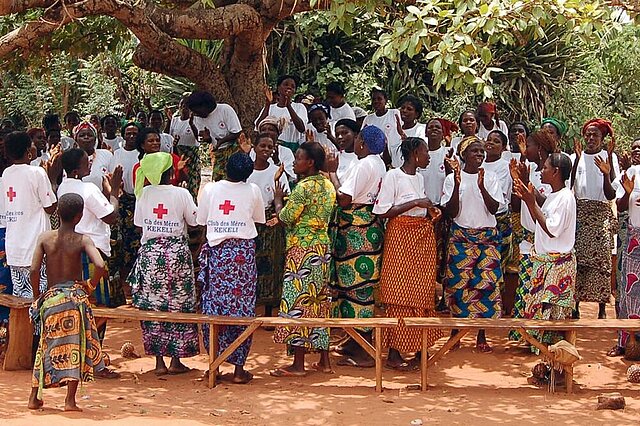 Frauengruppe unter Baum in Togo