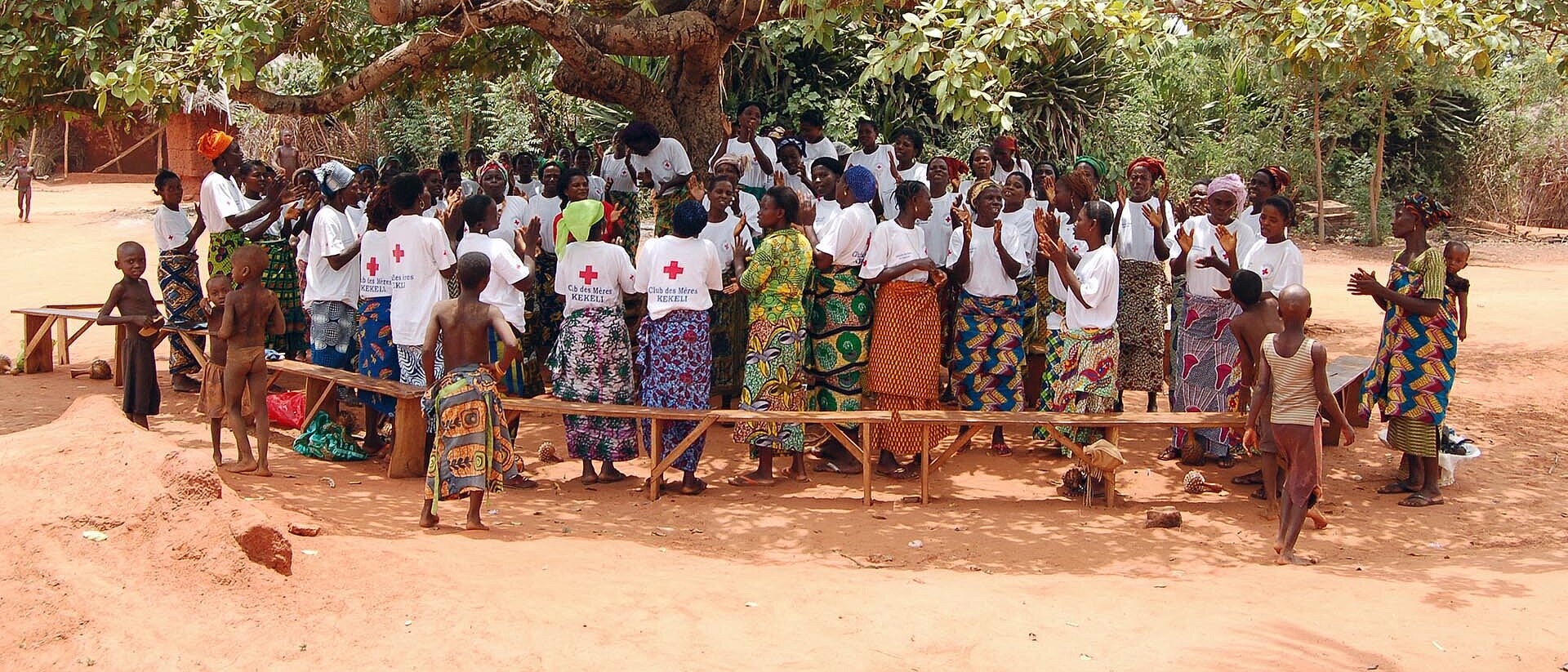 Frauengruppe unter Baum in Togo