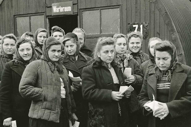Junge Frauen im Durchgangslager Friedland. Sie mussten mehrere Jahre Zwangsarbeit in der Sowjetunion leisten und durften dann erst nach Deutschland zurückkehren (Hans Müller / DRK)