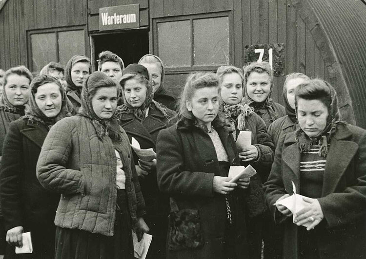 Junge Frauen im Durchgangslager Friedland. Sie mussten mehrere Jahre Zwangsarbeit in der Sowjetunion leisten und durften dann erst nach Deutschland zurückkehren (Hans Müller / DRK)