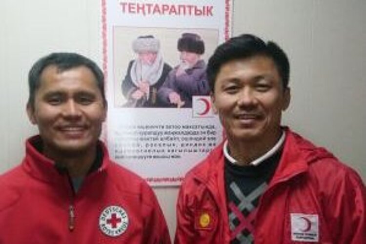 Zwei kirgisische Rotkreuz-/Rothalbmond-Mitarbeiter