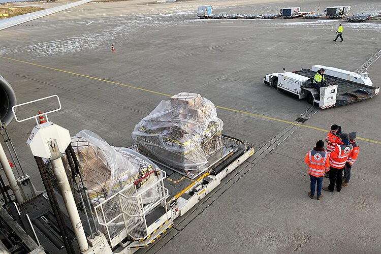 Beladung eines Hilfstransportes für Zivilbevölkerung in Gaza 