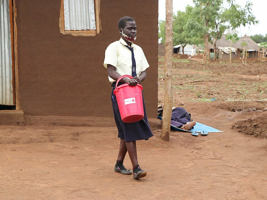 Mädchen in Uganda mit Hygiene-Kit