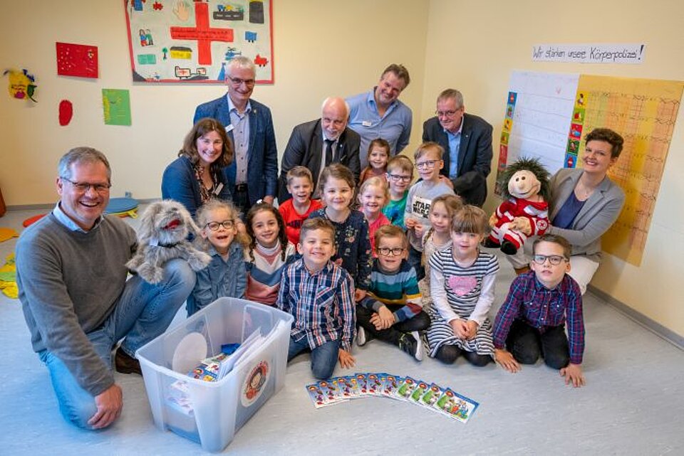Kinder und Betreuer in einer DRK Kita