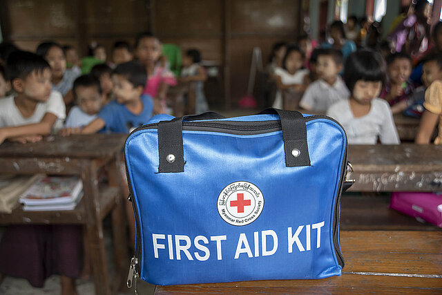 Erste-Hilfe-Tasche im Klassenraum