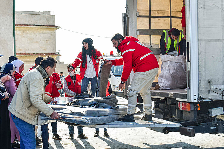 Rothalbmond-Helfer verteilen Decken in Syrien