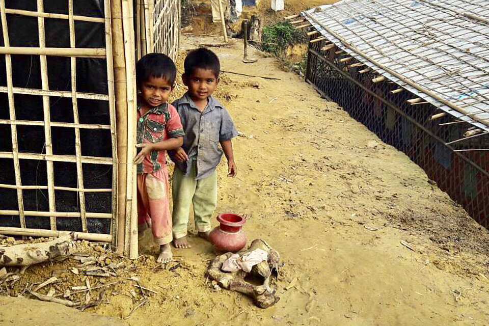 Foto: zwei Flüchtlingskinder aus Myanmar vor einer Hütte in Bangladesch
