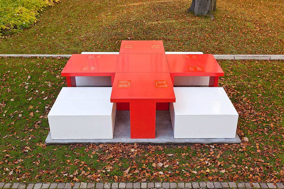Rotes Kreuz als Tisch und Stühle