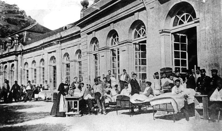Verwundete werden im Reservelazarett im Schloss Schwetzingen von Schwestern des Roten Kreuzes betreut (DRK)