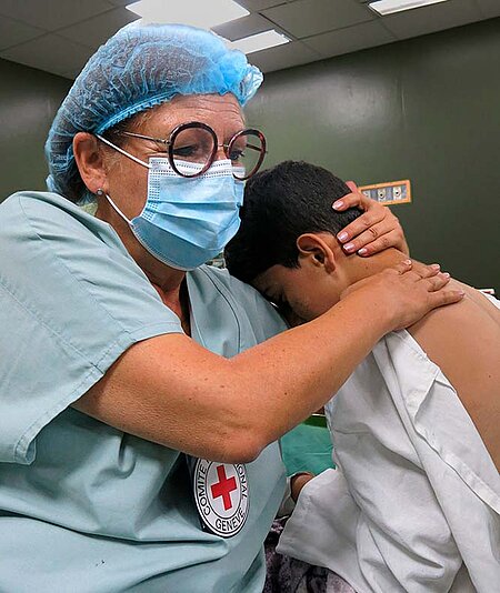 Gazastreifen OP-Schwester hält Jungen