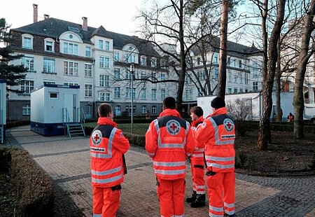 DRK Kliniken Berlin Köpenick, Helfer - Foto: Wolfgang Borrs