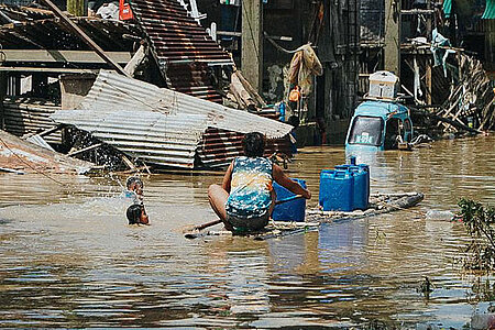 Nach Naturkatastrophe: Philippinerin bei Hochwasser auf Behelfsfloß