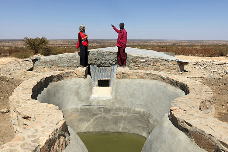 Foto: Zwei Rothalbmondfreiwillige stehen an einem Wasserbecken