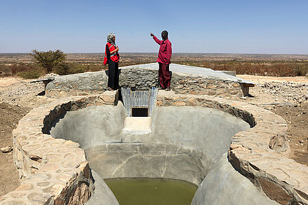 Foto: Zwei Rothalbmondfreiwillige stehen an einem Wasserbecken