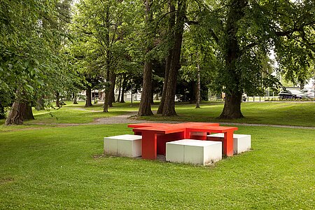 Tisch in Form eines roten Kreuzes im Park