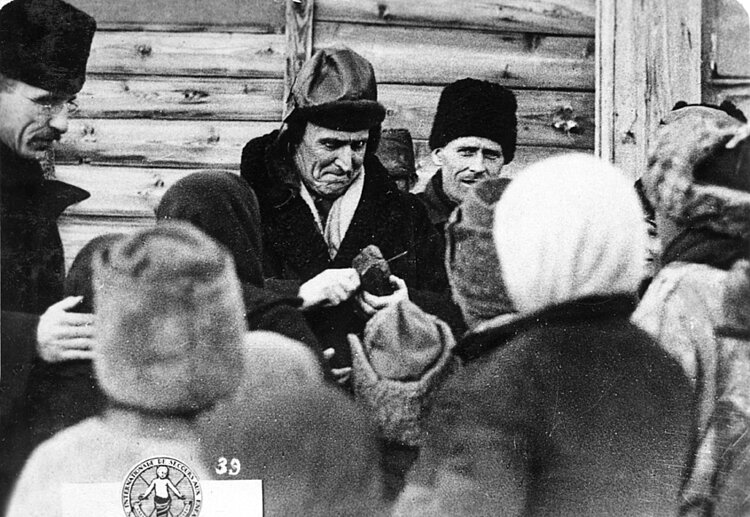 Nansens britischer Stellvertreter Dr. Reginald Farrar verteilt Brot an hungernde Kinder. Wenig später stirbt er an Typhus (IKRK)