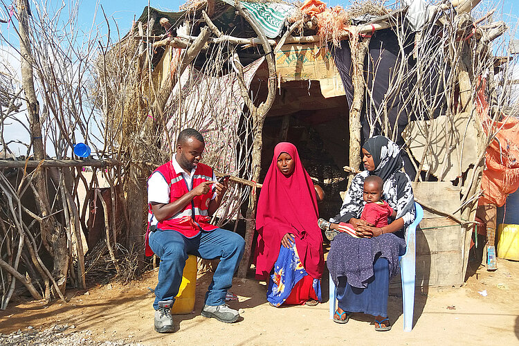 Bargeldhilfe für Familien, die von Dürre in Somalia betroffen sind Rotes Kreuz gibt Bargeldhilfen an Familien, die Von Dürre in Somalia betroffen sind