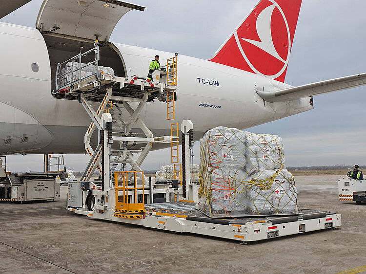 DRK-Hilfsflug in die die Türkei, wird in Leipzig beladen 