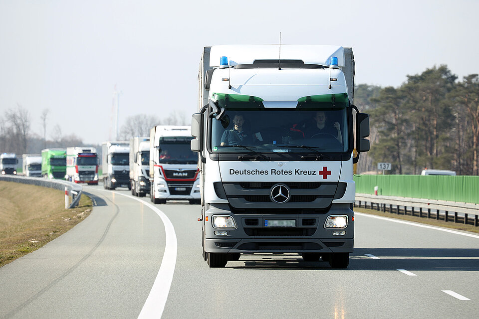 LKW-Kolonne auf der Straße