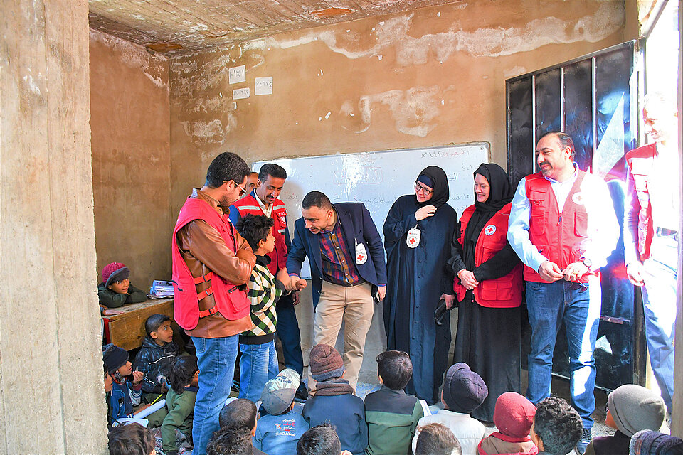 Hilfe für Kinder im Jemen und Verbesserung der Lernbedingungen: marodes Klassenzimmer mit Kindern im Jemen