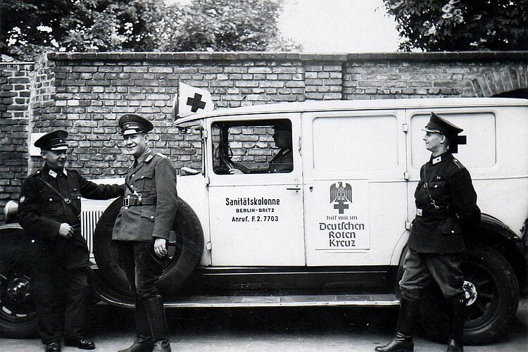 Sanitäter am Rettungsfahrzeug 1938