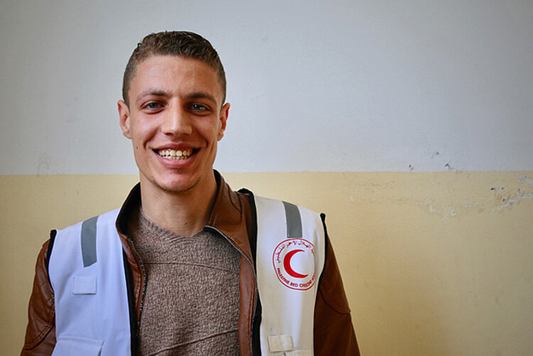 Foto: Portrait eines Helfers des Palästinensischen Roten Halbmonds im Gazastreifen