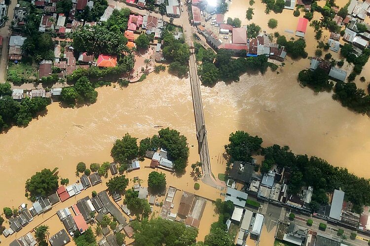 Luftaufnahme von Überschwemmung eines Ortes