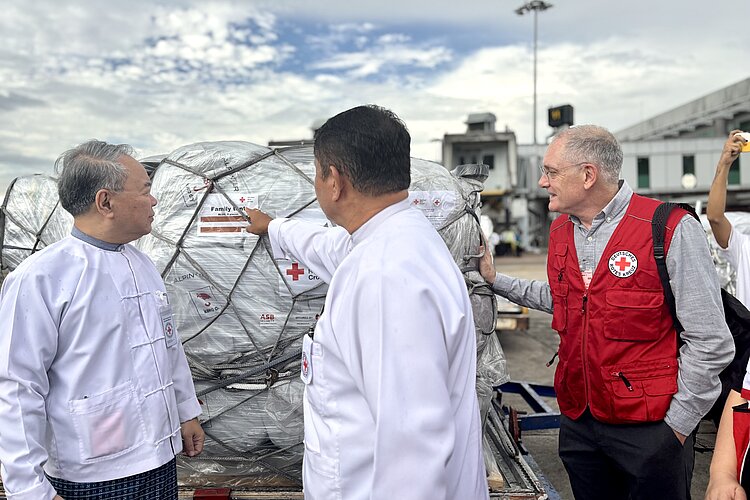 Entgegennahme der DRK Hilfsgüter in Myanmar 