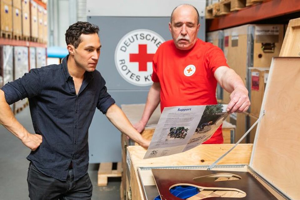 Schauspieler Ludwig Trepte bei Dreharbeiten für das Deutsche Rote Kreuz am 29.5.2018 im DRK-Logistikzentrum am Flughafen Berlin-Schönefeld.