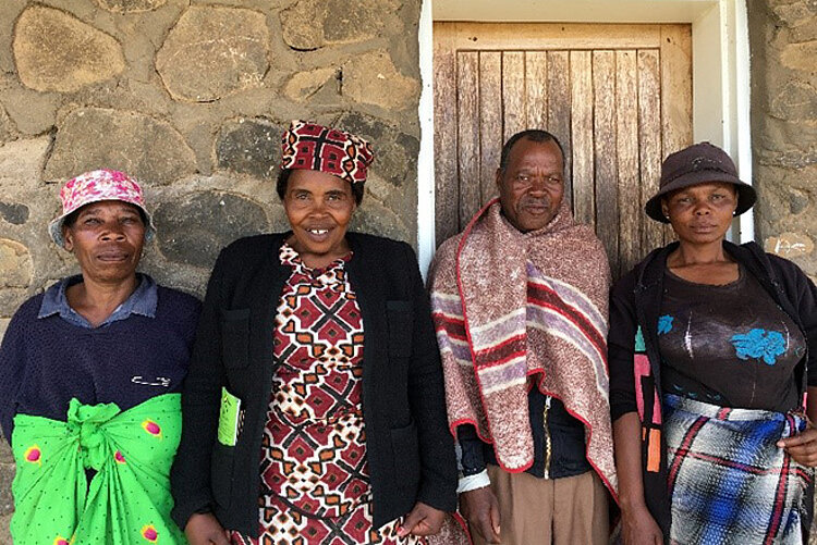 Teil des Forecast-based Financing Projekts:  Vier Menschen in Lesotho mit teils traditioneller Kleidung