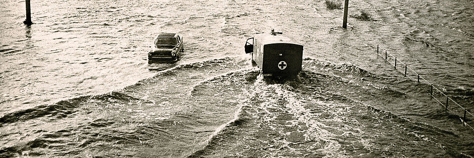 DRK-Einsatzwagen fährt durch Hochwasser