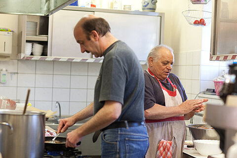 Obdachlose beim Kochen in der Küche einer Wärmestube des DRK im Oberallgäu (Andre Zelck / DRK)