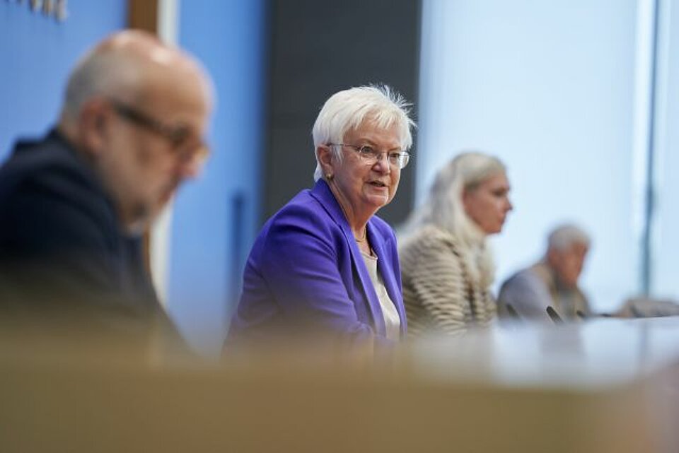 Vorstellung des Forschungsvorhabens „Suchende und Gesuchte des Zweiten Weltkriegs“ in der Bundespressekonferenz mit Staatssekretär Dr. Markus Kerber, Bundesministerium des Innern, für Bau und Heimat Gerda Hasselfeldt, Präsidentin des Deutschen Roten Kreuzes Prof. Dr. Magnus Brechtken, Stellv. Direktor des Instituts für Zeitgeschichte Heidi Büttner, Suchanfragestellende Manfred Kropp, Suchanfragestellender in Berlin. 26.08.2020, Foto: Henning Schacht