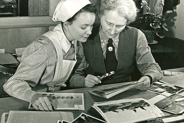 Zwei Frauen schauen sich Bilder an