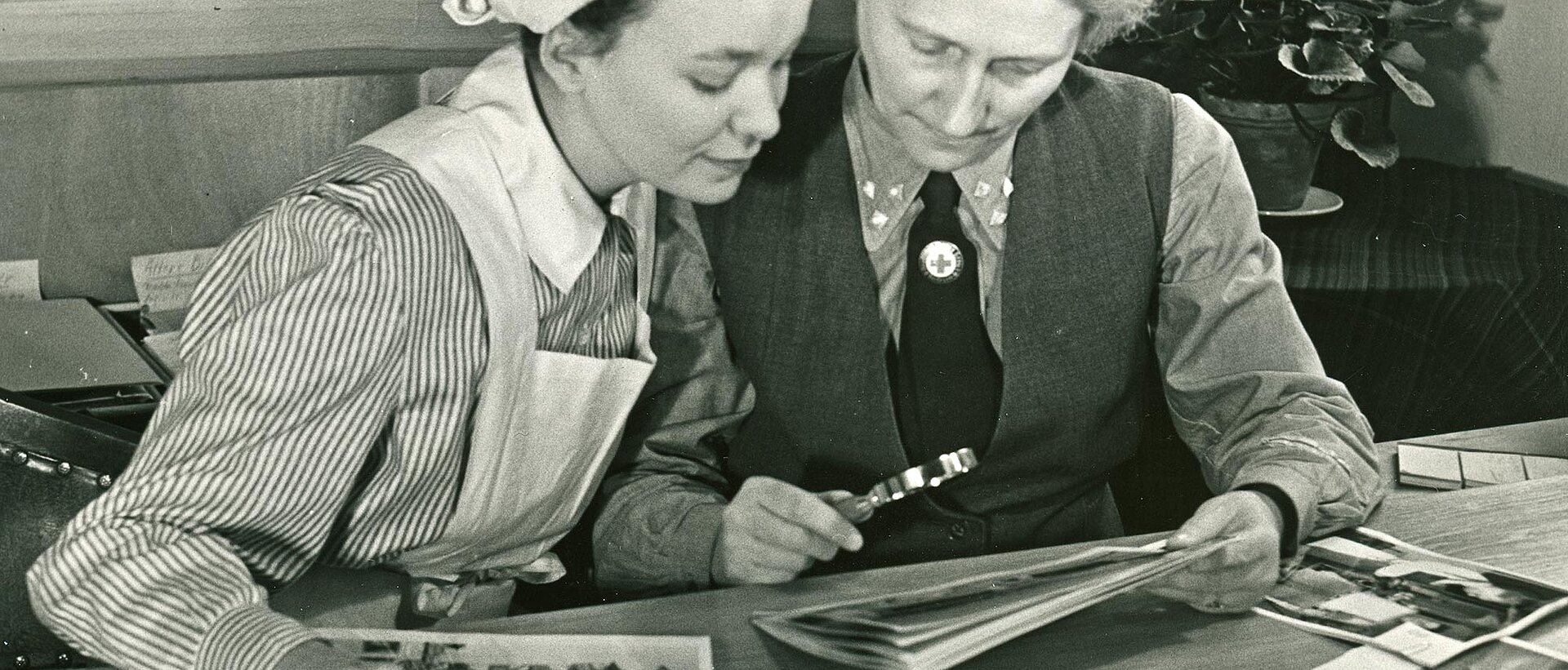 Zwei Frauen schauen sich Bilder an