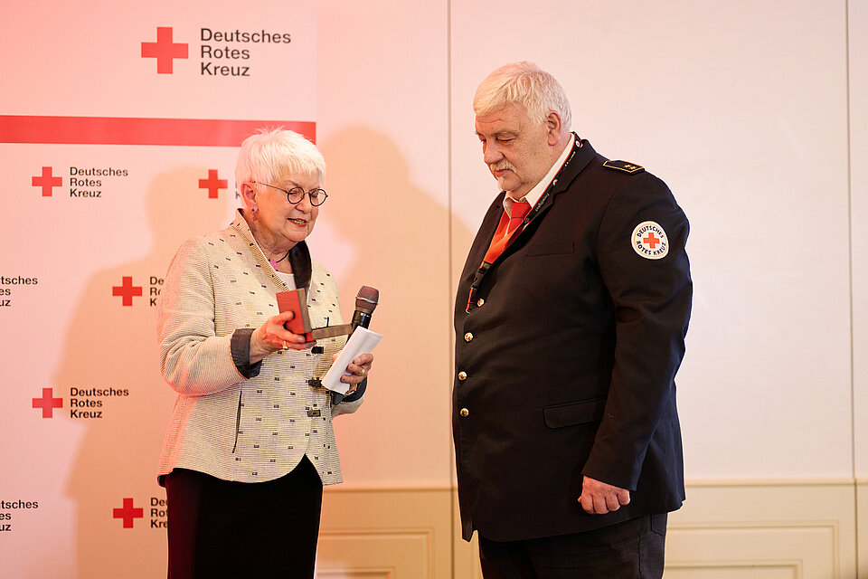 Gerda Hasselfeldt überreicht die Dankmedaille an Matthias Lippe vom DRK KV Lüchow-Dannenberg.