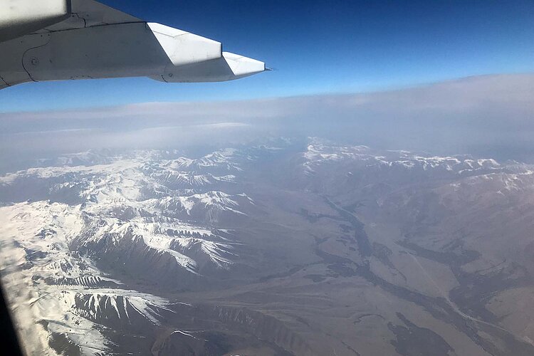 Kirgisische Bergkette aus Flugzeug fotografiert