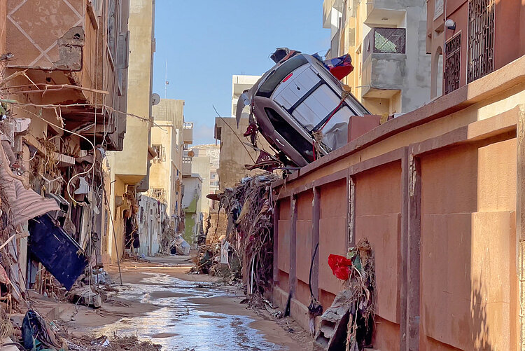 Zerstörte Straßen und Autos in Libyen nach der Flut