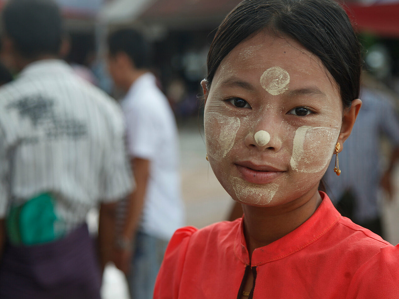 Portrait einer Rotkreuz-Freiwilligen in Myanmar