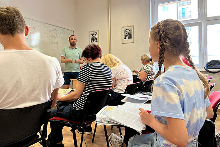 Kinder und Erwachsene beim Lernen