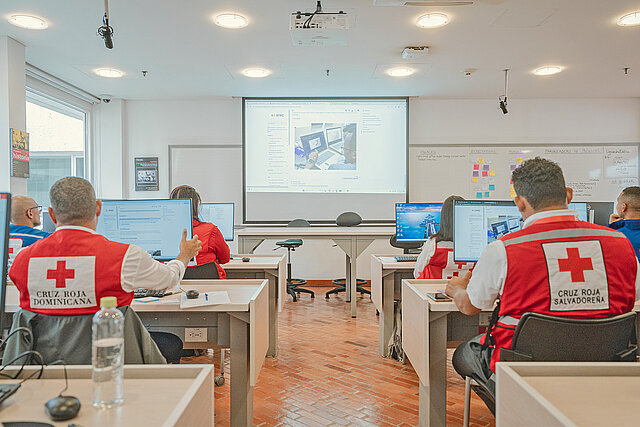 Rotkreuz-Mitarbeiter im Bereich Geoinformation 