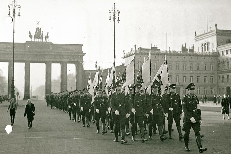 Uniformierte DRKler marschieren durch Brandenburger Tor