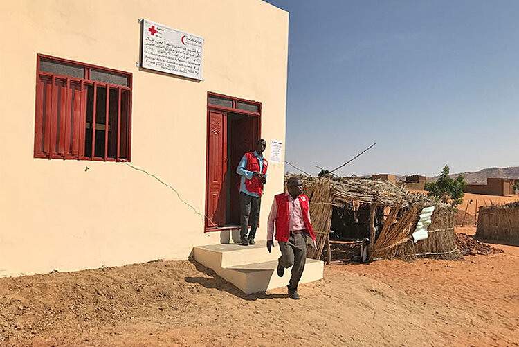 Zwei Männer vor neuer Schule in Darfur, Sudan