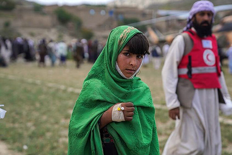 erste Hilfe in Afghanistan: Afghanisches Mädchen mit einem Verband an der Hand