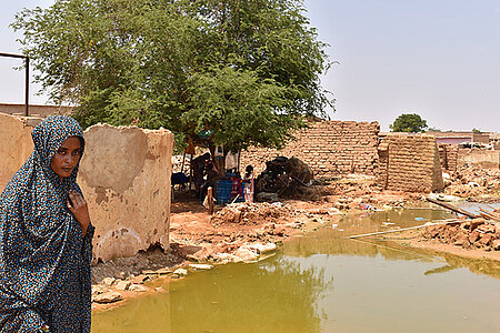 Sudan: Überschwemmungen an einem Wassertümpel
