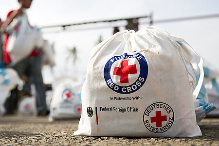 Hilfsgütertasche vom DRK und dem Philippinischen Roten Kreuz