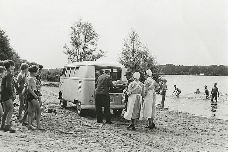 Ein Einsatz der Wasserwacht an der Havel aus den fünfziger Jahren (Paul Wittig / DRK)