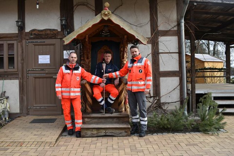 Die Übergabe der Fackel von Stephan Gerhardt (WW Templin) an Ronny Schüler (KV Gransee), im Hintergrund sitzt Henrik Janz (KV OPR) am 24.Februar im Weihnachtsmannpostamt Himmelpfort.